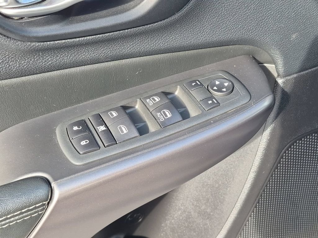 Used 2020 Light Brownstone Pearlcoat Jeep Latitude Plus image 10