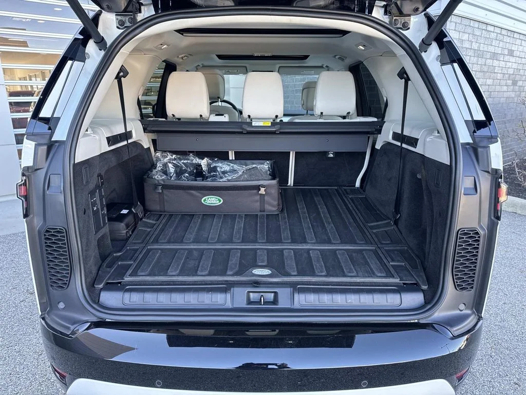 Certified Used 2025 White Land Rover Dynamic SE image 6