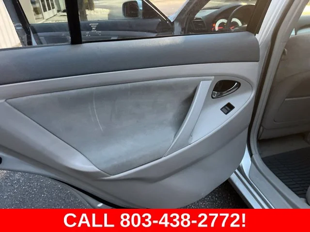 Used 2009 Silver Toyota  image 9