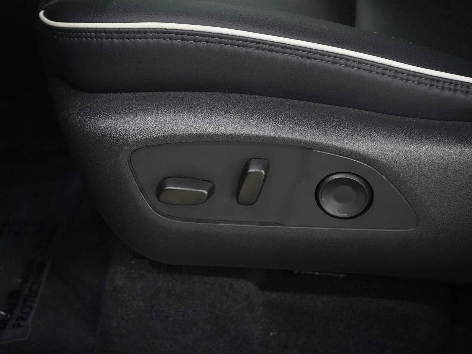 Used 2025 White Frost Tricoat GMC Denali image 24