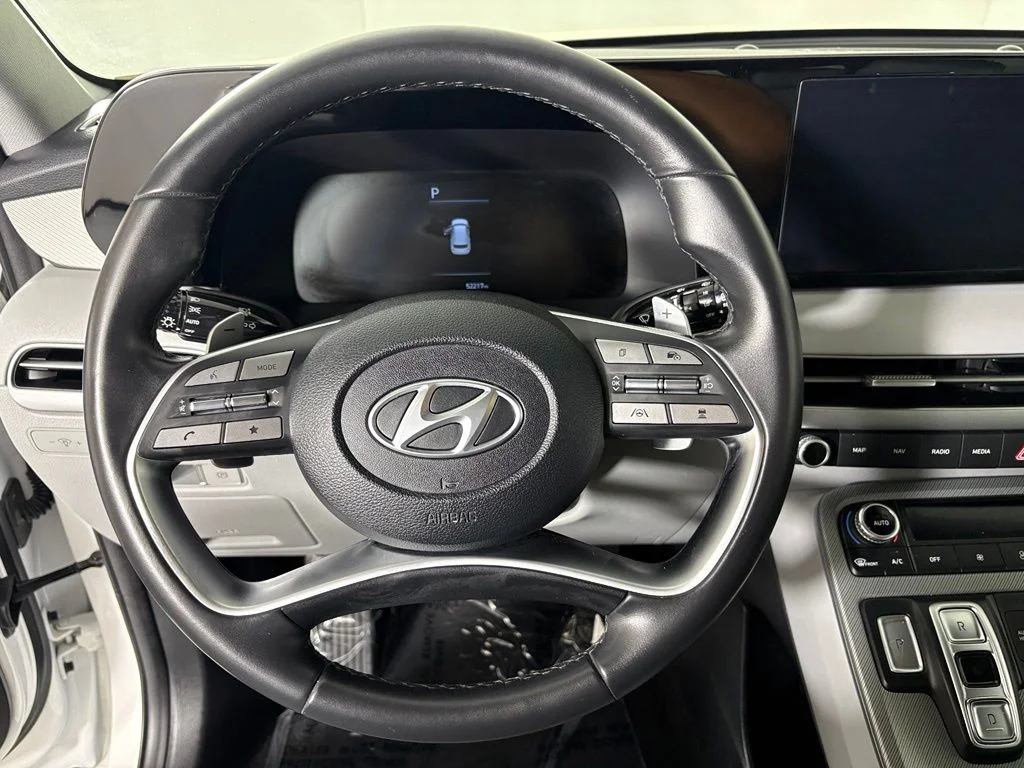 Used 2025 White Hyundai SEL image 24