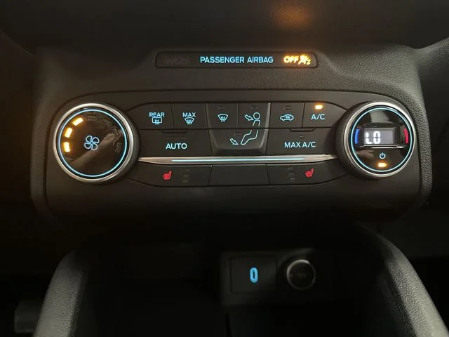 Used 2020 Silver Ford SE image 18