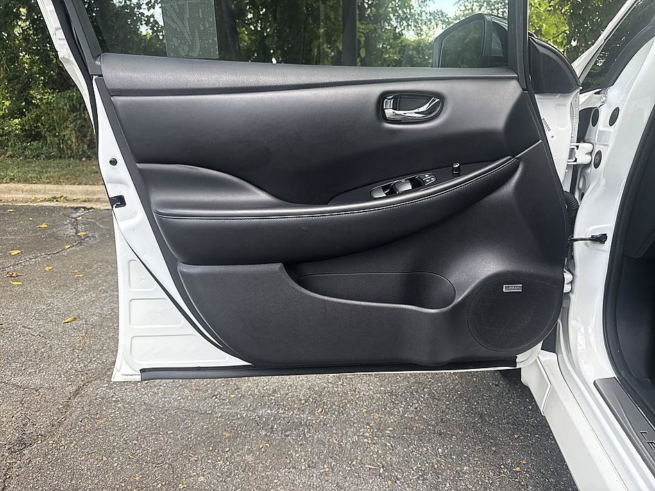 Used 2022 Super Black/Pearl White Nissan SL PLUS image 9