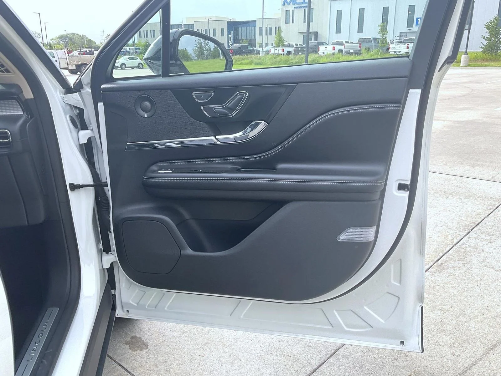 Certified Used 2023 White Lincoln Standard image 17