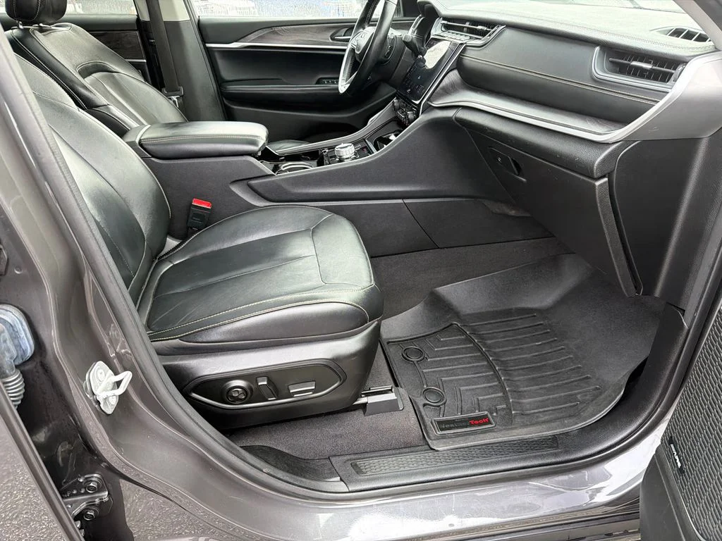 Used 2022 Gray Jeep Limited image 13
