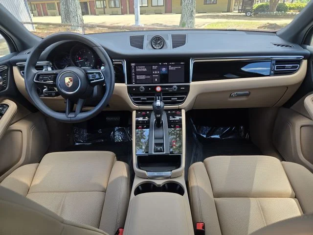 2025 Porsche Macan T - Photo 8