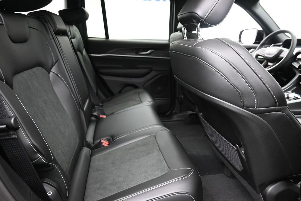 New 2026 Diamond Black Crystal Pearl-Coat Exterior Paint Jeep Altitude image 10