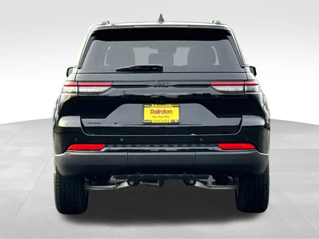 New 2025 Diamond Black Crystal Pearl-Coat Exterior Paint Jeep Limited image 7
