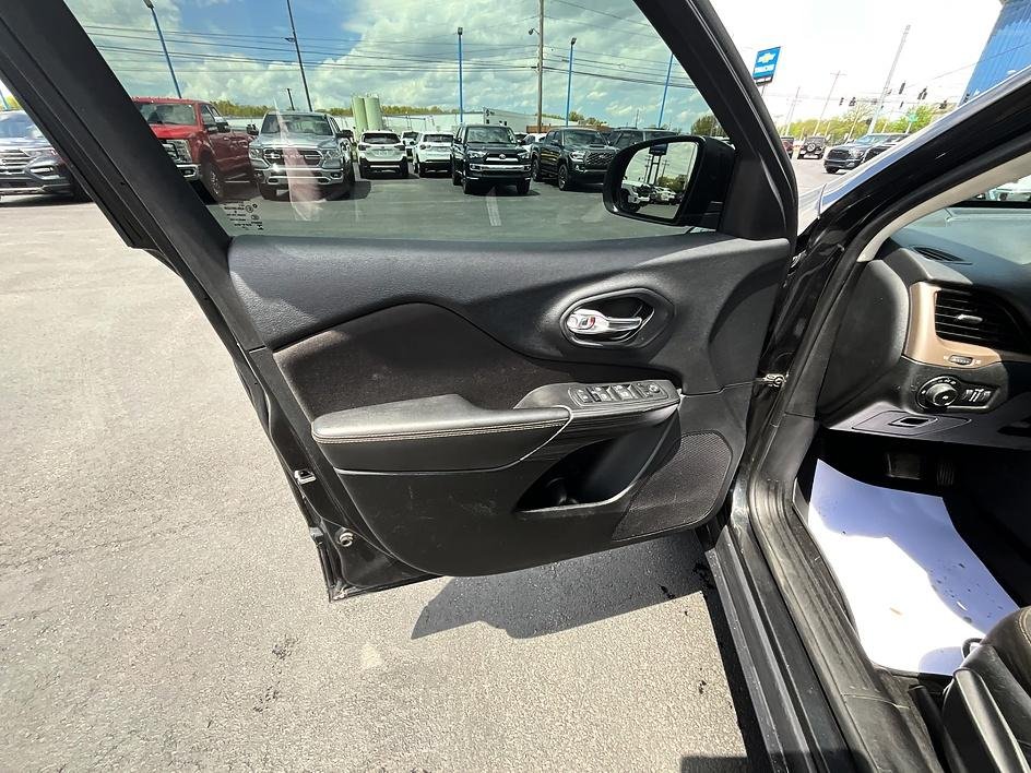 Used 2014 Black Jeep Latitude image 11