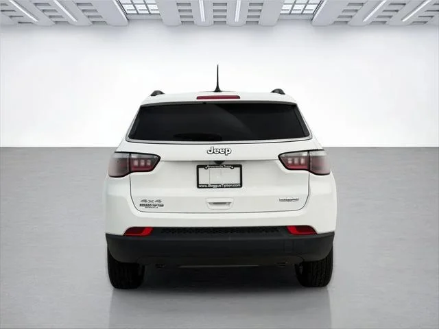 New 2026 Bright White Clear-Coat Exterior Paint Jeep Latitude image 5
