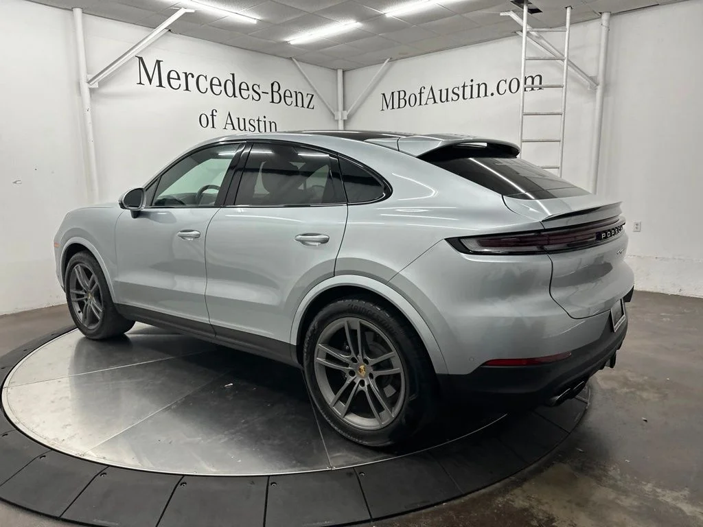 Used 2024  Porsche Base image 5