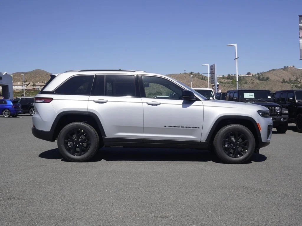New 2026 Silver Zynith Exterior Paint Jeep Altitude image 2