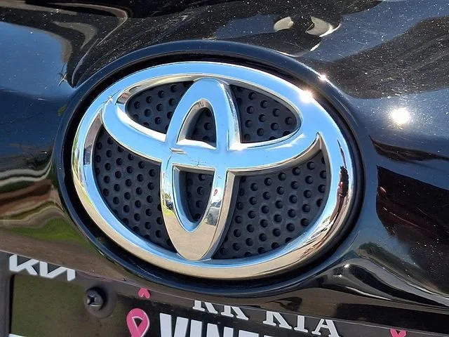 Used 2018 White Toyota SE image 32