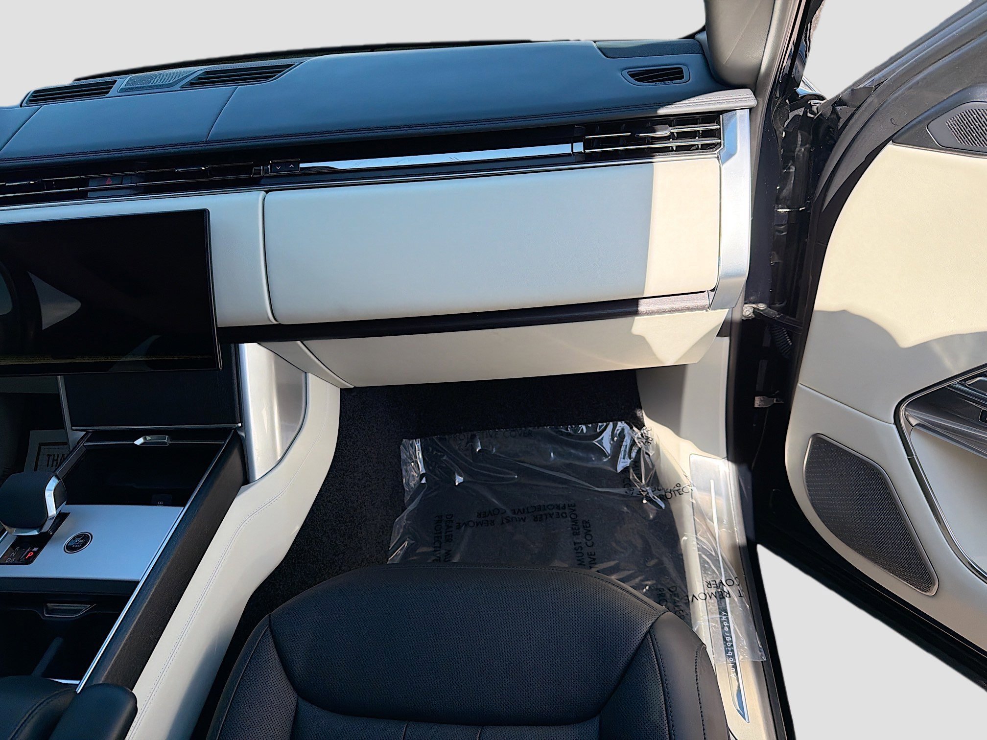 Used 2024 Ligurian Black SV Bespoke Ultra Metallic Sat Land Rover Autobiography image 19