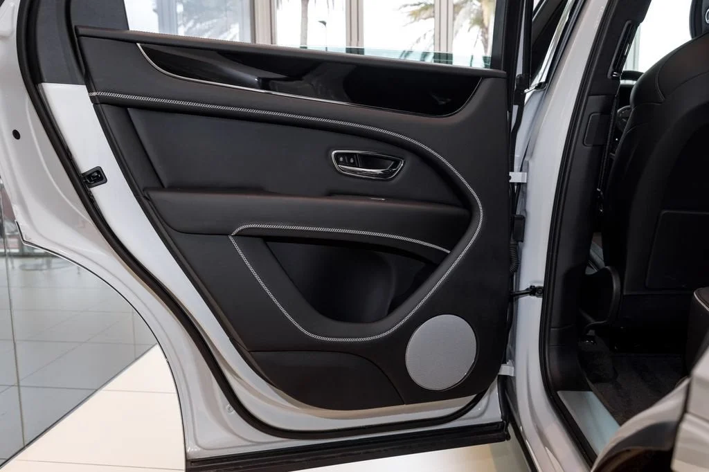 Used 2023 White Bentley V8 image 27
