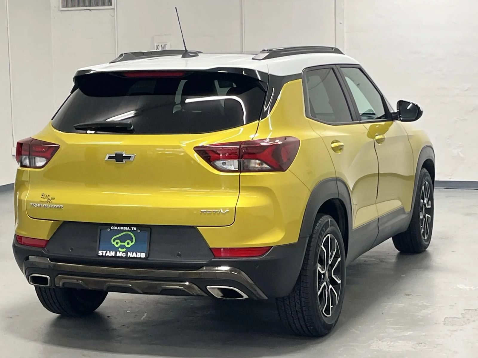 Used 2023 NITRO YELLOW METALLIC Chevrolet ACTIV image 8