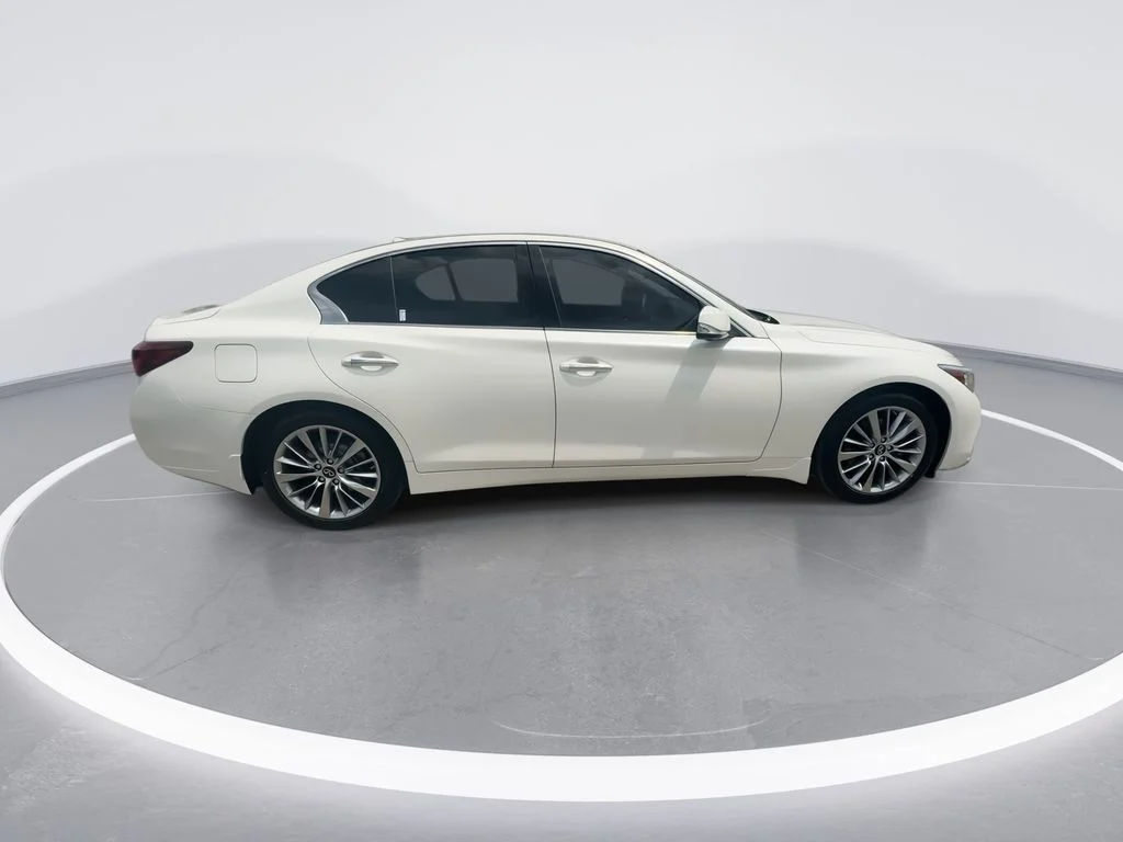 Used 2023 White INFINITI LUXE image 9