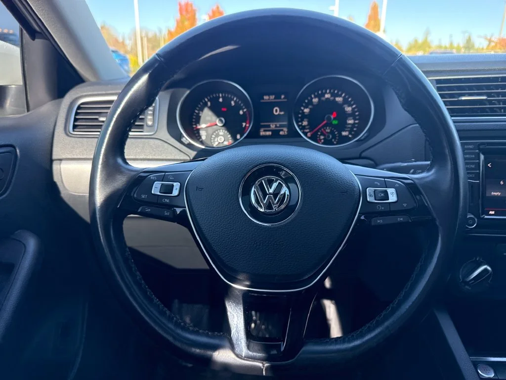 Used 2017 White Volkswagen 1.4T SE image 18