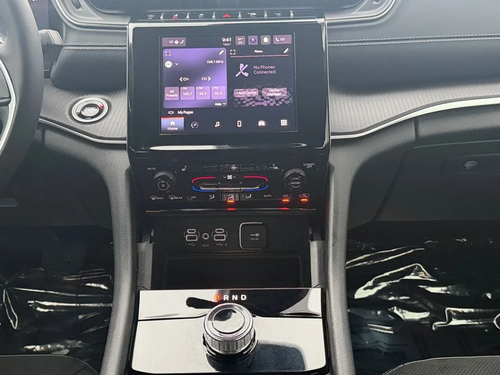 Used 2025 White Jeep Altitude image 21