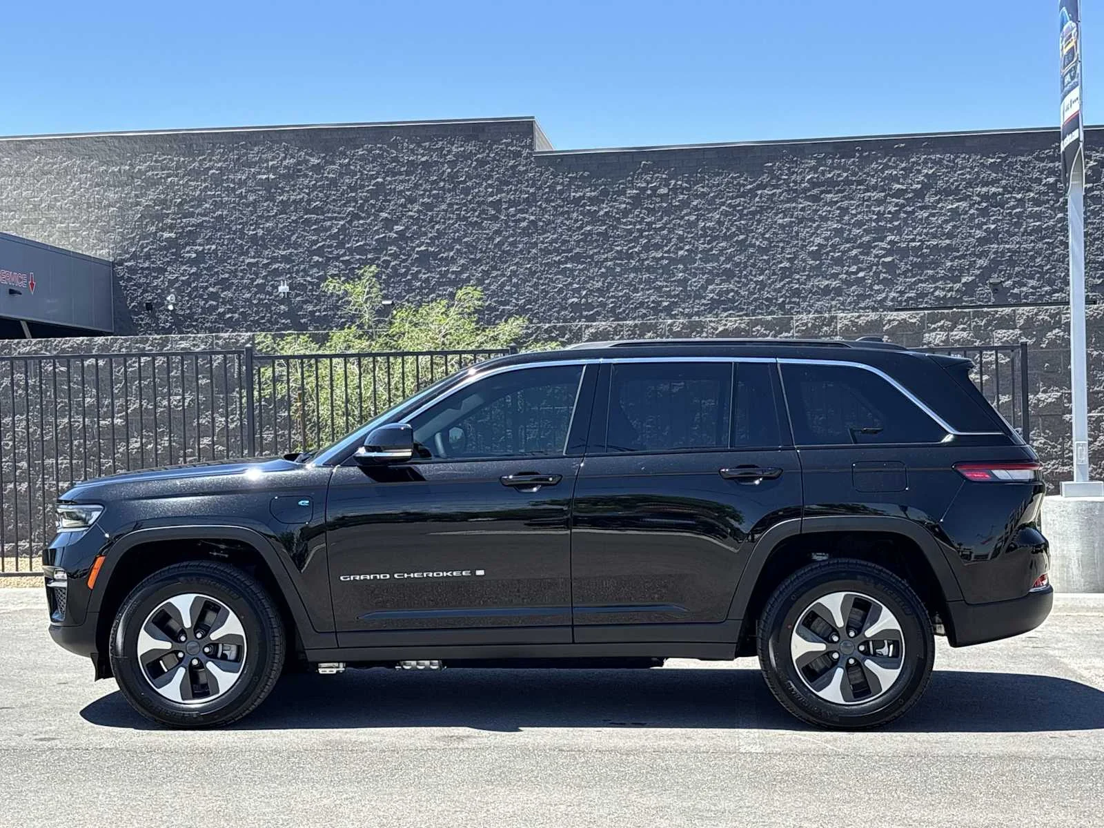 Used 2025 Diamond Black Crystal Pearlcoat Jeep  image 5