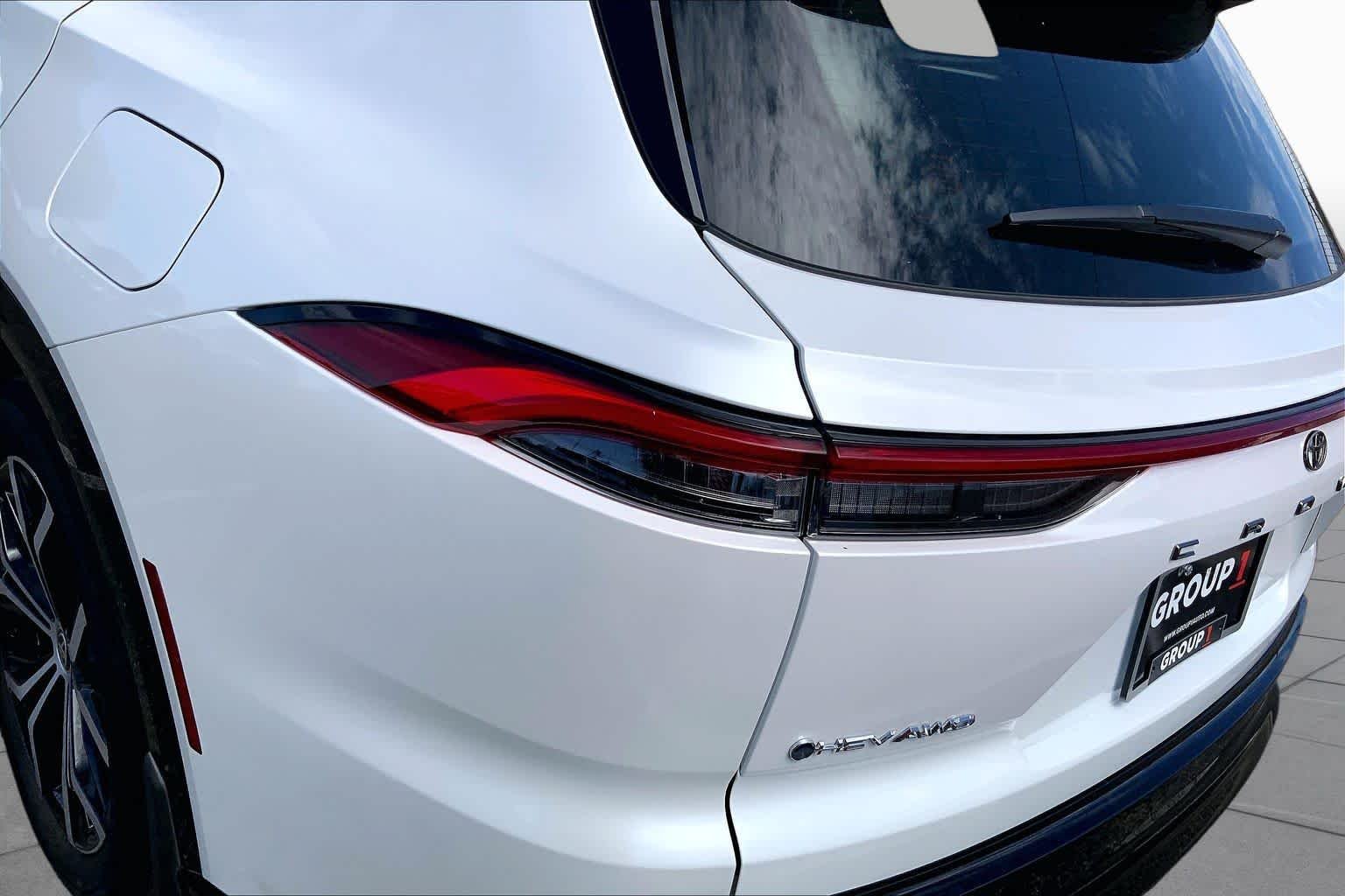 Used 2025 Oxygen White Toyota XLE image 27