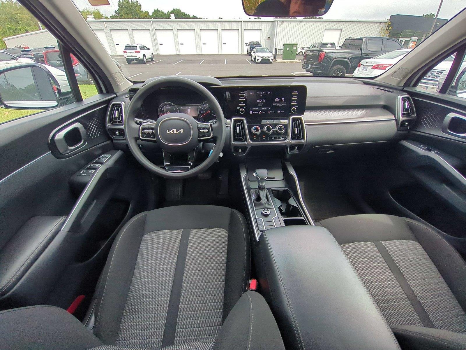 Used 2023 Glacial White Pearl Kia LX image 31