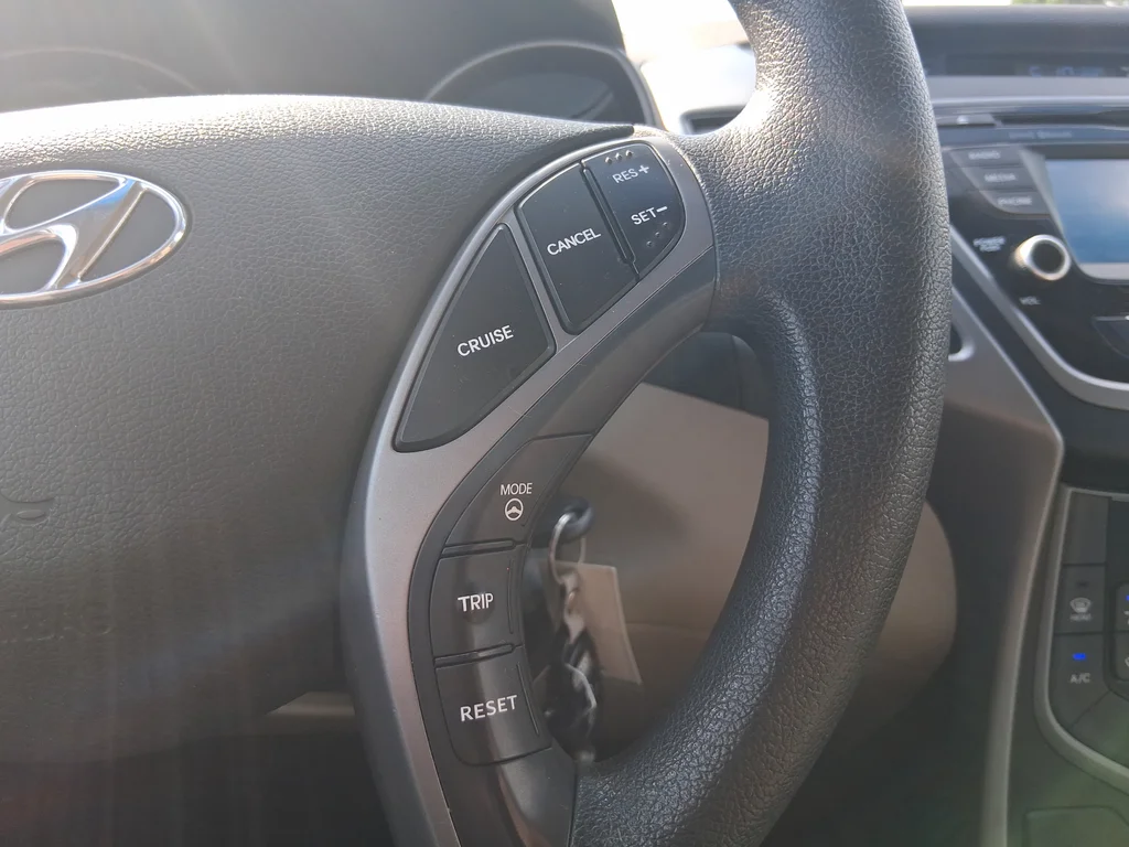 Used 2015 White Hyundai SE image 17