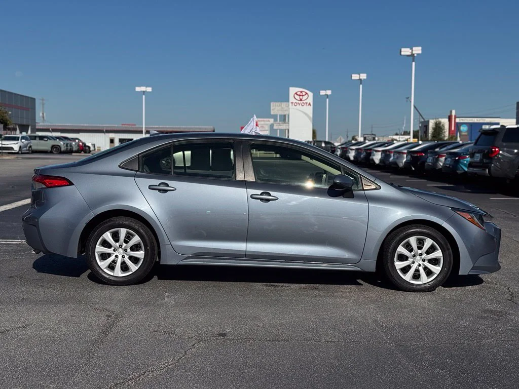 Used 2022  Toyota LE image 7