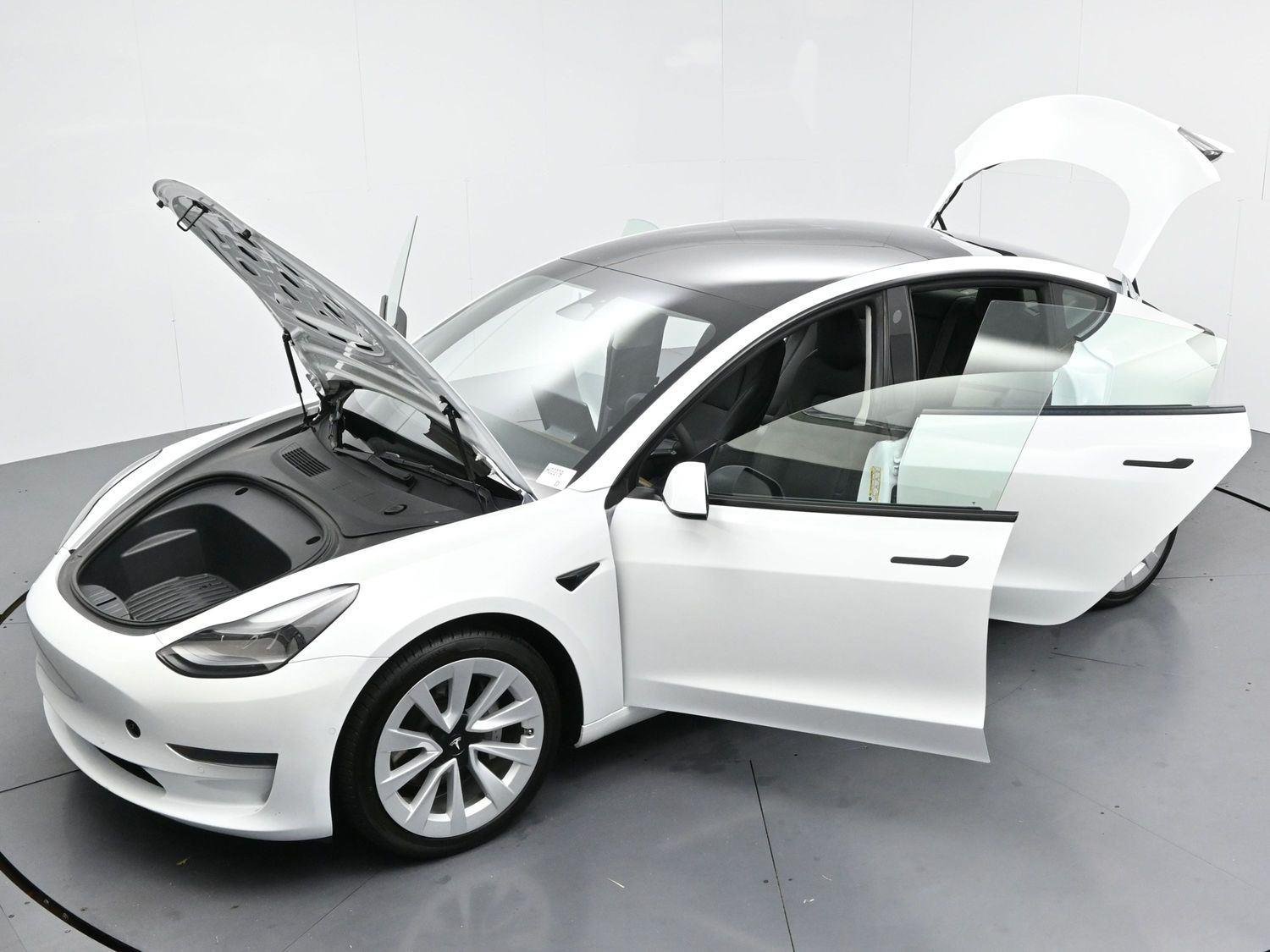 Used 2022 Pearl White Multi-Coat Tesla Base image 31