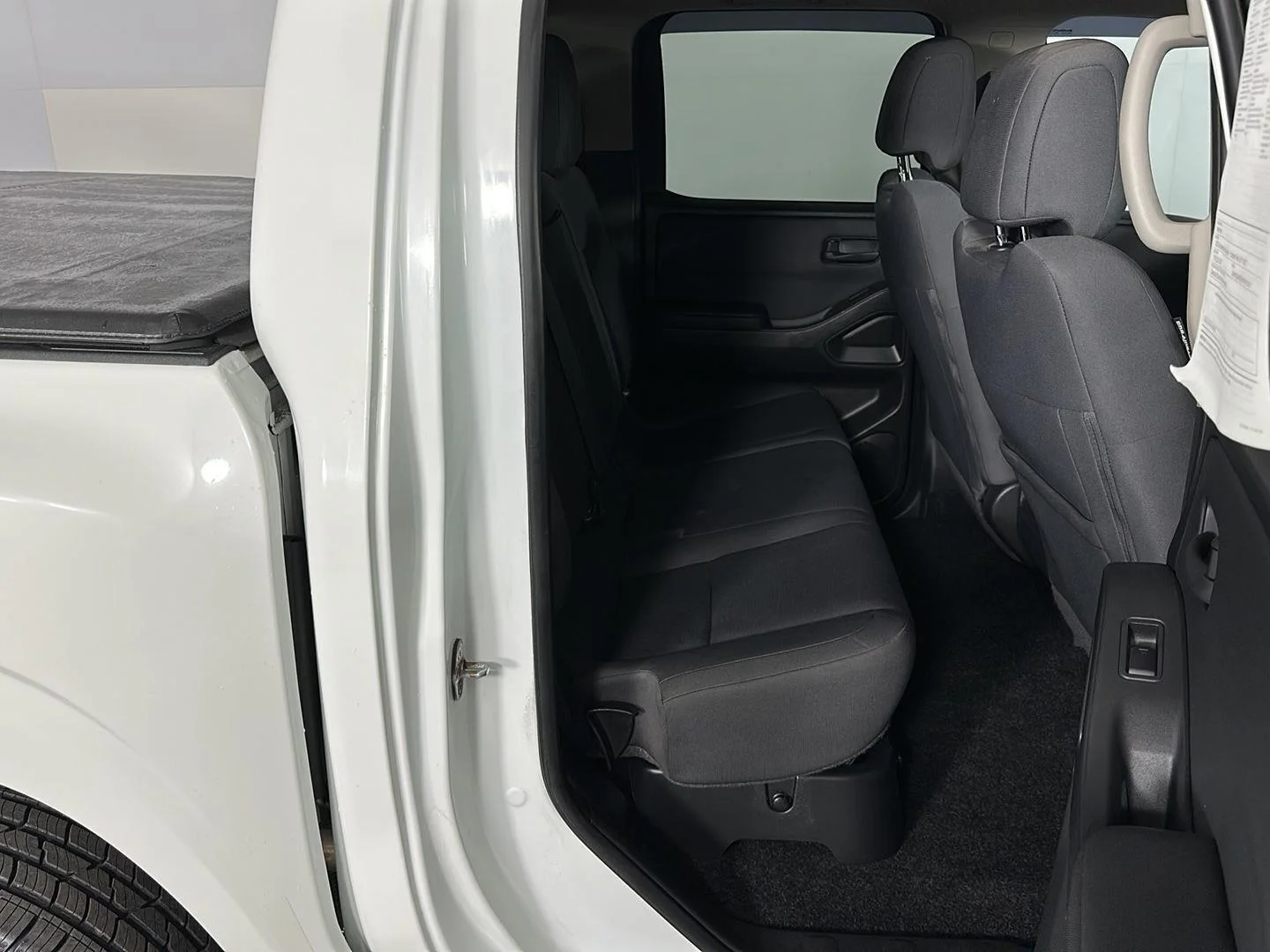 Used 2022 Glacier White Nissan S image 25
