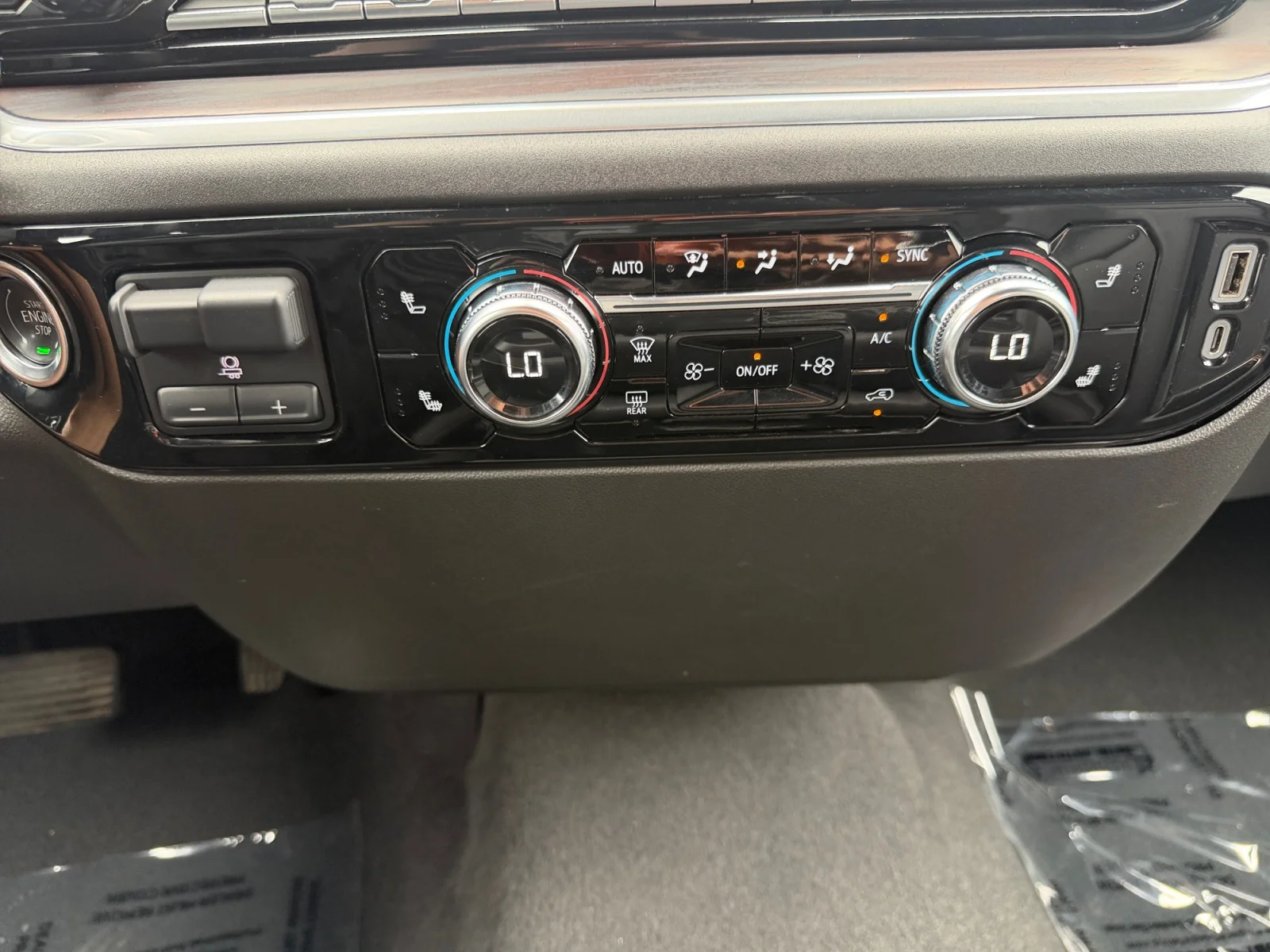 Used 2025 Summit White GMC SLT image 25