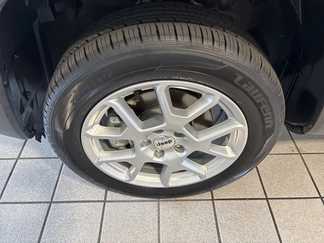Used 2023 Alpine White Jeep Latitude image 5