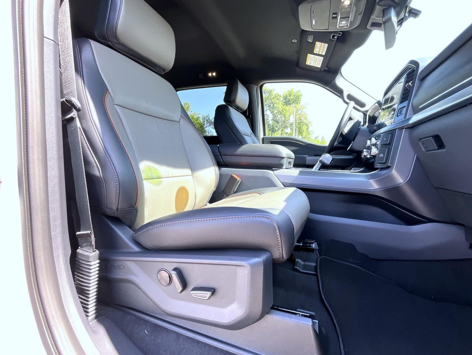 New 2026 Star White Metallic Tri-Coat Ford Lariat image 19