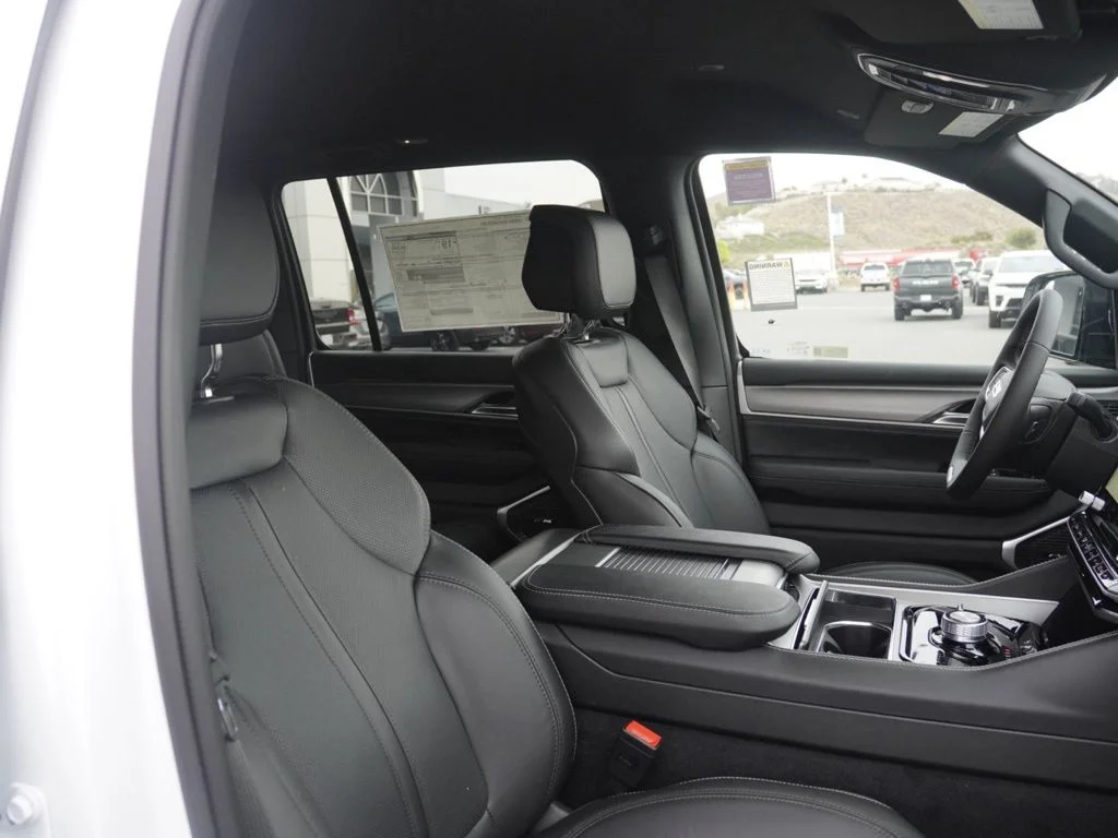 New 2026 Bright White Clear-Coat Exterior Paint Jeep  image 21