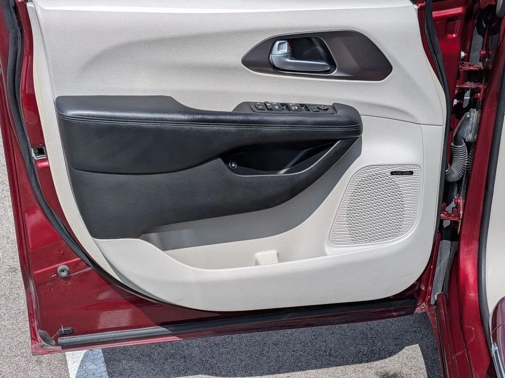 Used 2018 Red Chrysler Limited image 12