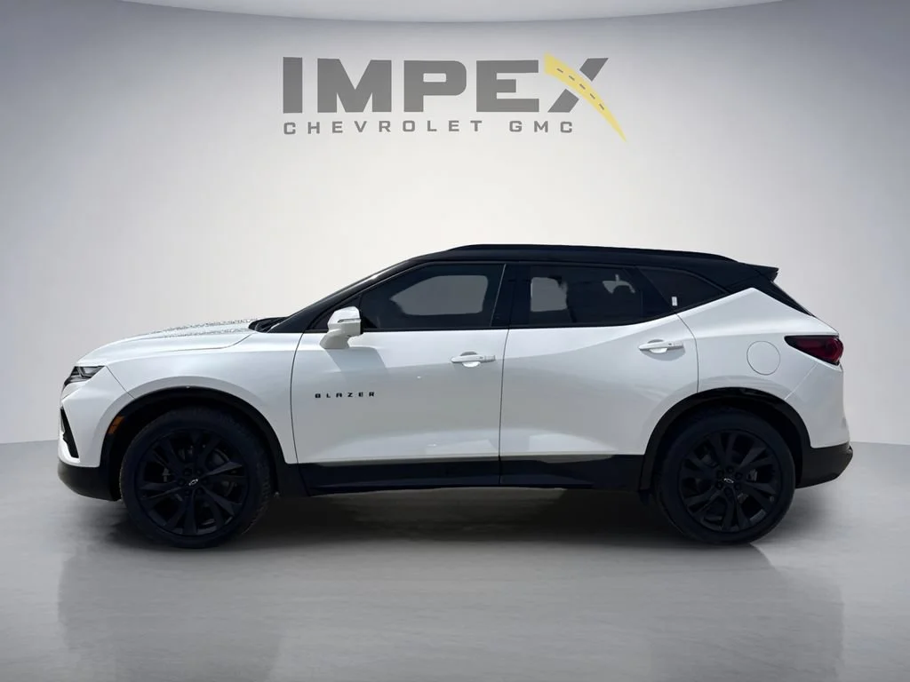 Used 2022 Iridescent Pearl Tricoat Chevrolet RS image 2