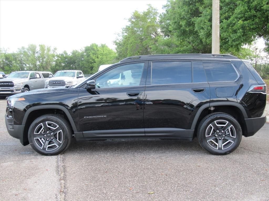 New 2026 Diamond Black Crystal Pearl-Coat Exterior Paint Jeep Limited image 4