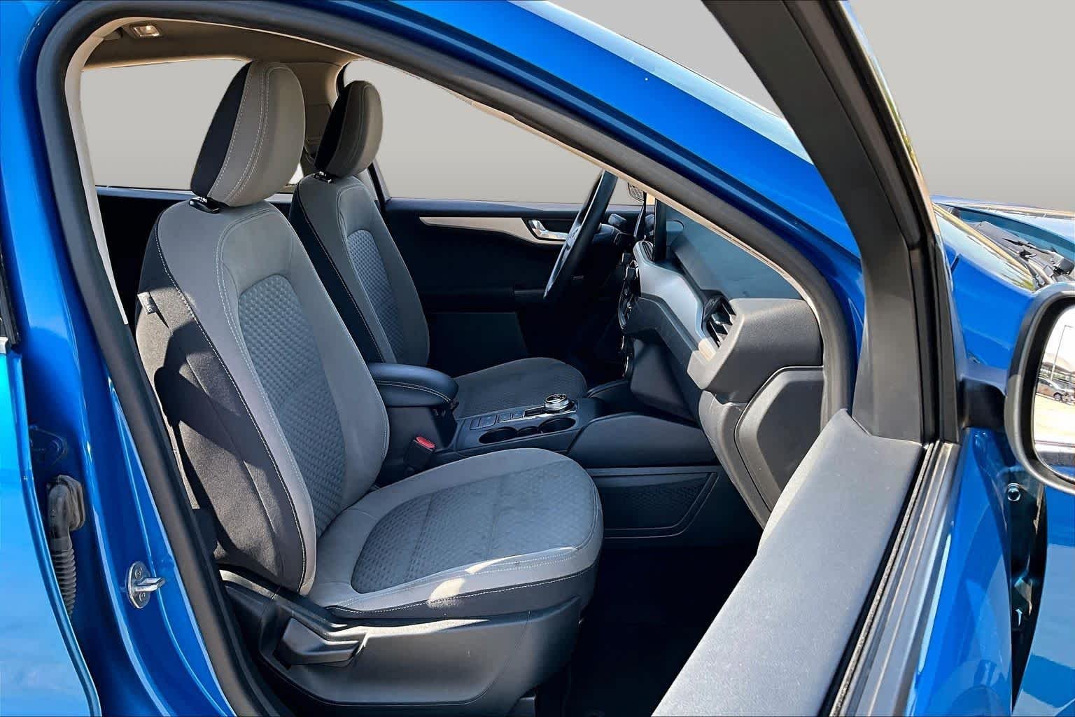 Used 2020 Velocity Blue Metallic Ford SE image 9