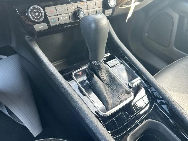 Used 2023 White Jeep Latitude image 22