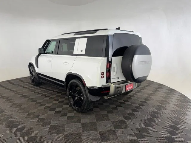 Used 2022 White Land Rover X-Dynamic HSE image 7