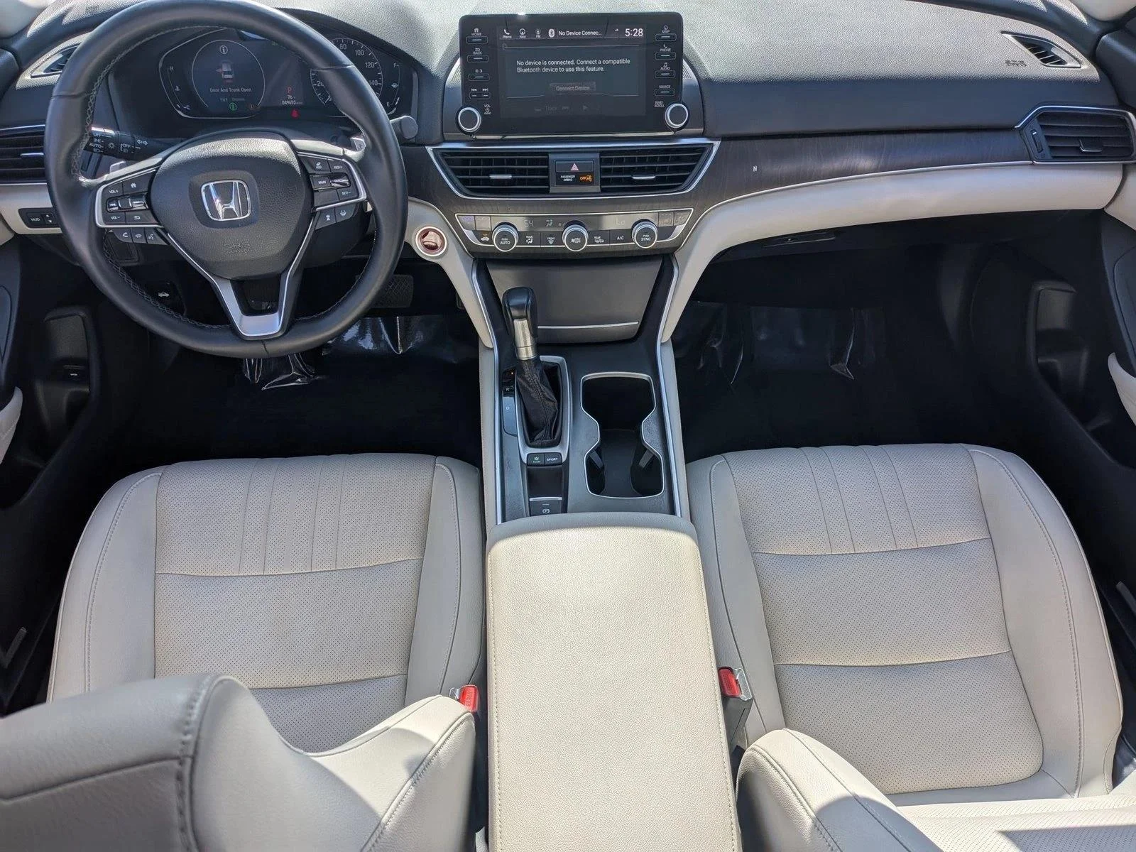 Used 2018 White Honda Touring 1.5T image 14