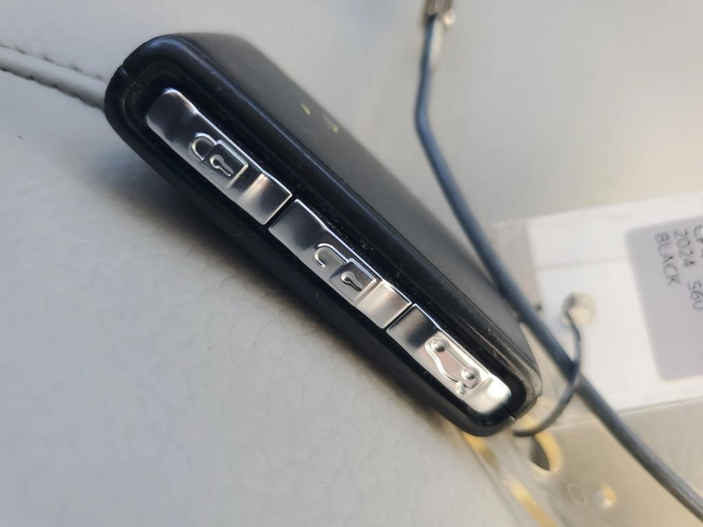 Used 2024  Volvo B5 Core Dark Theme image 52