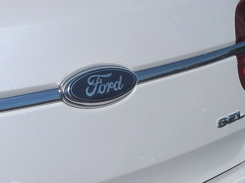 Used 2011 White Platinum Clearcoat Metallic Ford SEL image 26