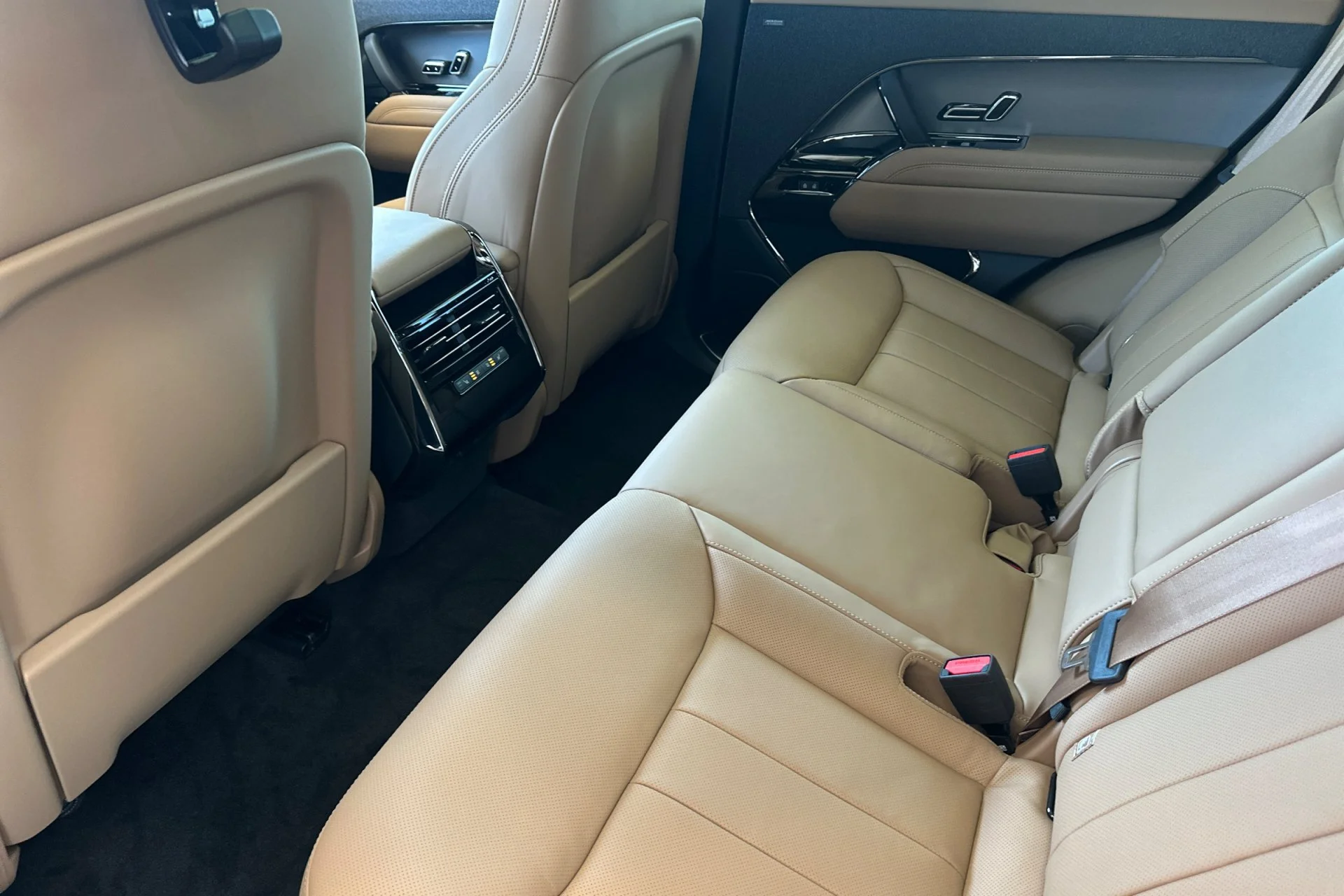 New 2026 Borasco Grey Land Rover SE image 4
