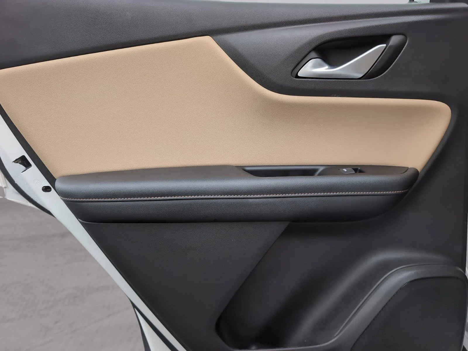 Used 2024 Iridescent Pearl Tricoat Chevrolet Premier image 34