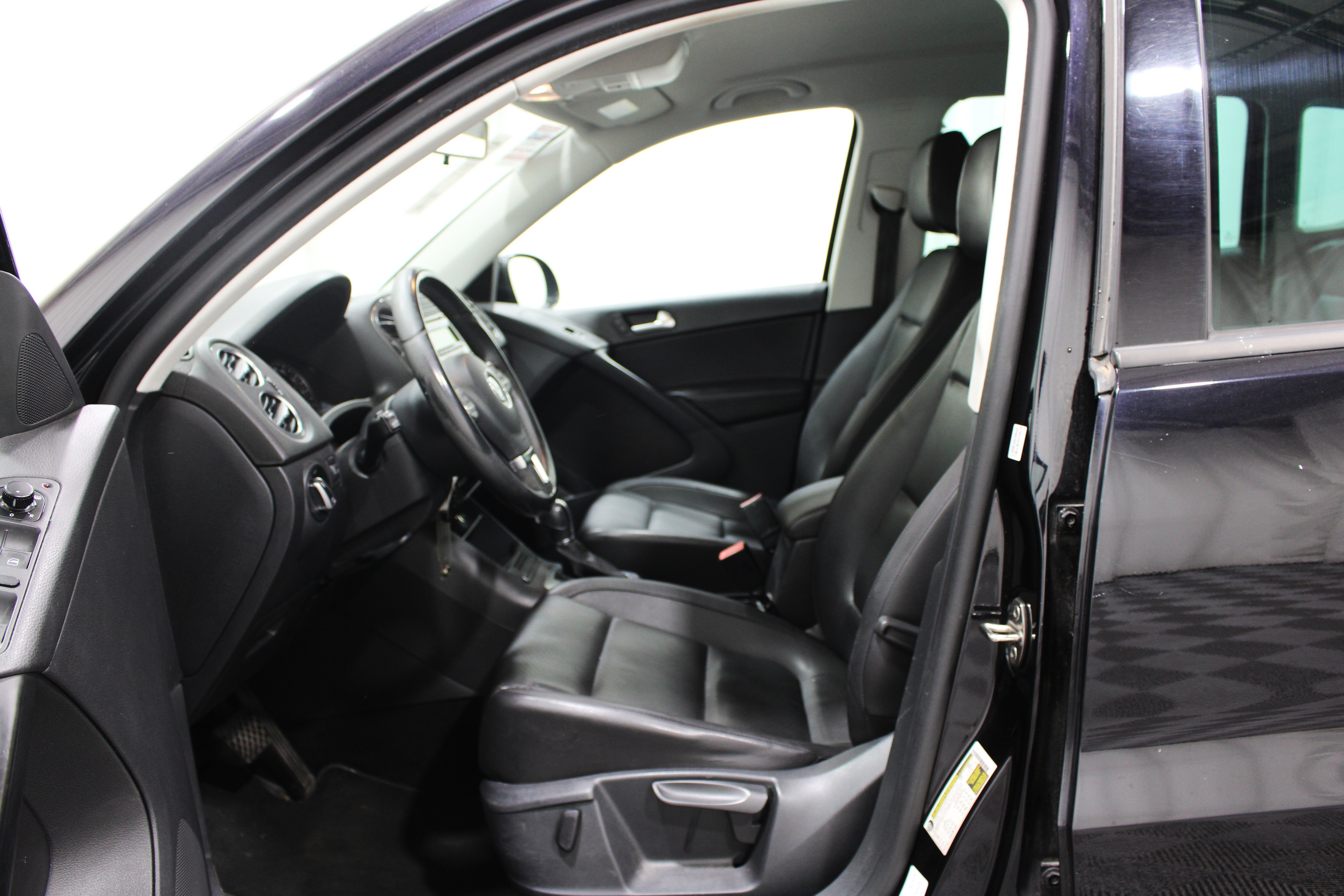 Used 2014 Deep Black Pearl Volkswagen SE image 3