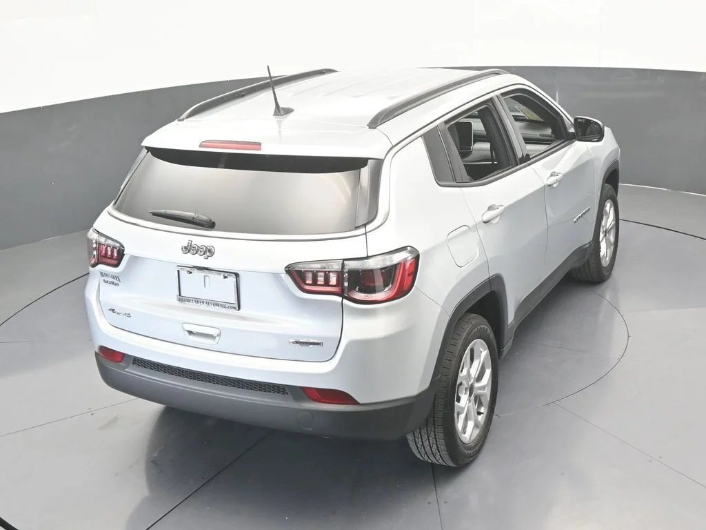 Used 2025 Silver Zynith Metallic Clearcoat Jeep Latitude image 19