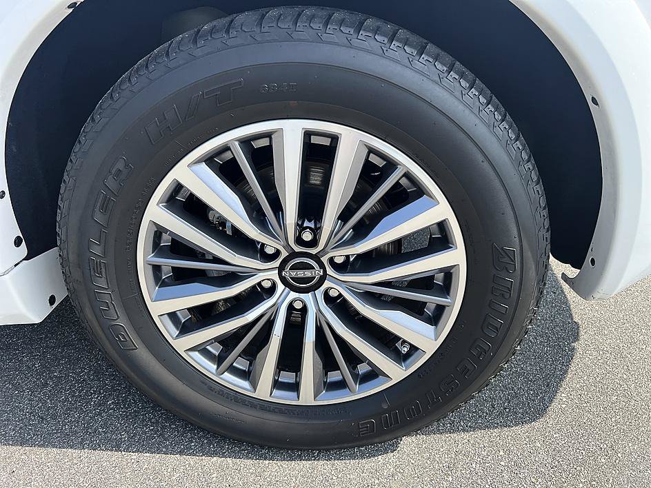 Used 2022 Aspen White TriCoat Pearl Nissan SL image 10