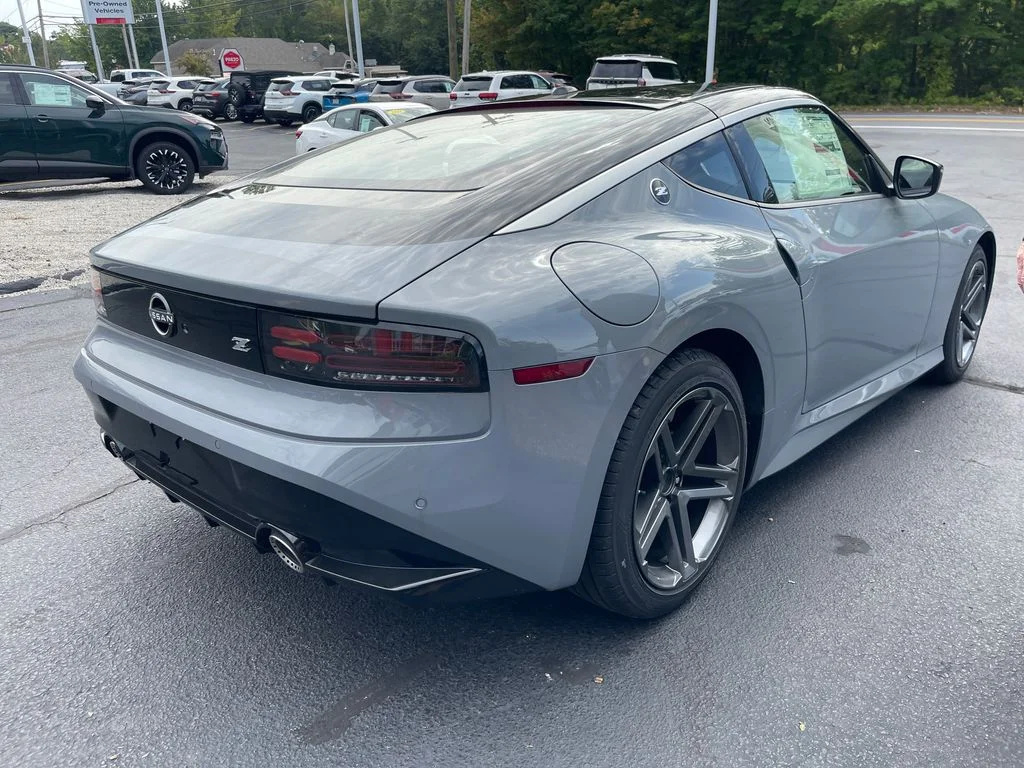 New 2027 Boulder Gray Pearl / Super Black Two-tone Nissan Sport image 6