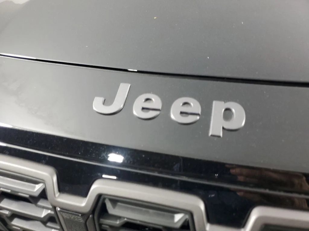 New 2026 Diamond Black Crystal Pearl-Coat Exterior Paint Jeep Limited image 11